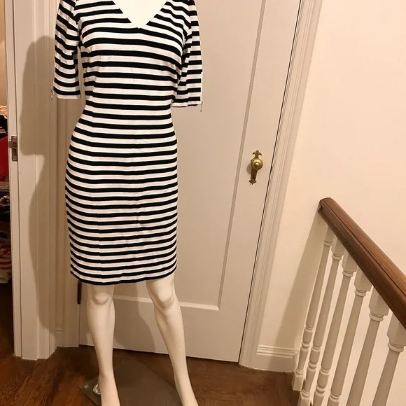 😍Perfect for Summer NWT - Banana Republic Navy & White Striped Dress | Size 10 - Picture 4 of 8